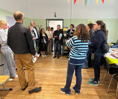 Jürgen Grabowski, Schulleiter der Hermann-Boddin-Schule, spricht zu den Gästen