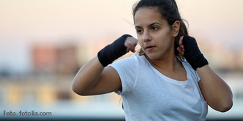 Mädchen beim inklusiven Selbstbehauptungstraining übt Verteidigungshaltung