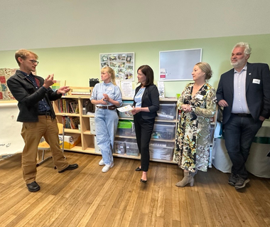 Benjamin Adler erklärt die Besonderheiten des Familienzentrums