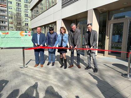V. l. n. r.: Benjamin Fritz, ein Schüler, Astrid Meinecke, Nils-Christian Krüssel, Torsten Kühne