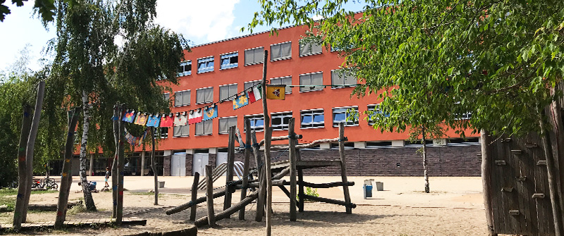 Schulbezogene Sozialarbeit an der Herman-Nohl-Grundschule, Berlin Britz im Bezirk Neukölln, Schulhof