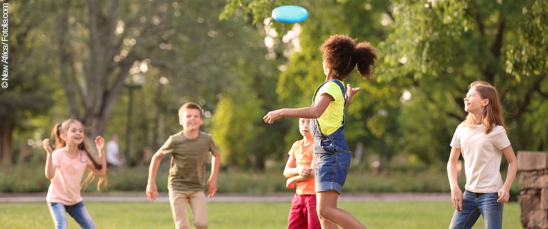 Schulbezogene Sozialarbeit an der Konrad-Agahd-Schule, „Anerkannte Modellschule für PC- und Onlinekompetenz“, Berlin Neukölln, spielende Kinder mit einer Wurfscheibe