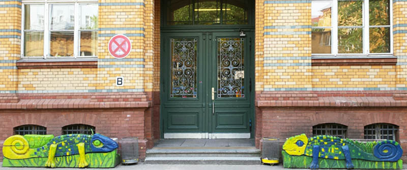 Schulbezogene Sozialarbeit an der Leo-Lionni-Grundschule, Berlin im Bezirk Mitte, Ortsteil Wedding, Eingang